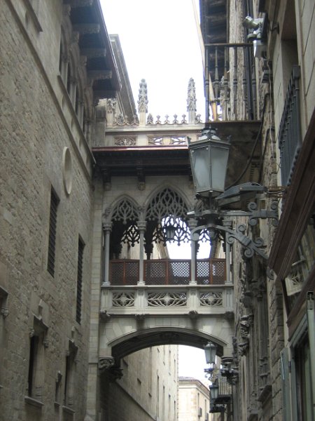 brug over de carrer del bisbe2.jpg - Brug over de Carrer del bisbe.
